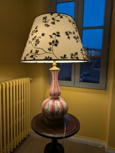 Abat-jour de grande taille sur mesure avec tissu brodé de fleurs